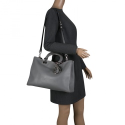 مملوكة مسبقًا حقيبة يد ديور شوبر ديوريسيمو كبيرة جلد حُبيبي أزرق داكن