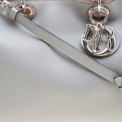 مملوكة مسبقًا حقيبة يد ديور شوبر ديوريسيمو كبيرة جلد حُبيبي أزرق داكن