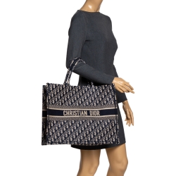 مملوكة مسبقًا حقيبة يد ديور توال دو جوي بوك كانفاس مطرزة زرقاء/ بيج