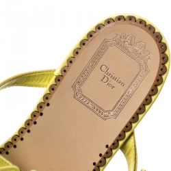 Pre Owned صندل بإصبع ديور تفاصيل زهور جلد لامع أصفر ليموني مقاس 38