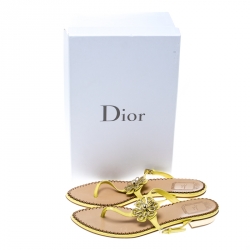 Pre Owned صندل بإصبع ديور تفاصيل زهور جلد لامع أصفر ليموني مقاس 38