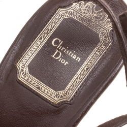 مملوكة مسبقًا صندل ديور فتحة كعب تفاصيل فيونكة ومضفر جلد بني مقاس 40