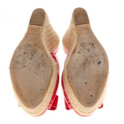 مملوكة مسبقًا Dior Coral Patent Cannage Espadrille Wedge Sandals Size 35.5