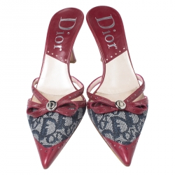 مملوكة مسبقًا صندل سايد ديور كانفاس أزرق وجلد أحمر مونوغرامي مقدمة مدببة مقاس 35