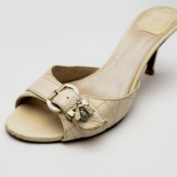 مملوكة مسبقًا Dior White Cannage Buckle Slides Size 38.5