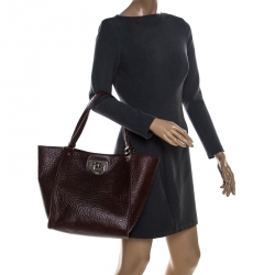 مملوكة مسبقًا حقيبة شوبر DKNY كورتني جلد نحاسي