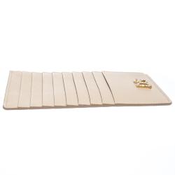 مملوكة مسبقًا محفظة بطاقات دولتشي أند غابانا جلد بيج بالشعار مزخرف كريستال بسحاب