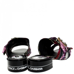 مملوكة مسبقًا صندل دولتشي أند غابانا فلات مقدمة مفتوحة فيونكة تفاصيل كريستال قماش طباعة أزهار متعدد الألوان مقاس 38.5