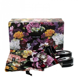 مملوكة مسبقًا صندل دولتشي أند غابانا فلات مقدمة مفتوحة فيونكة تفاصيل كريستال قماش طباعة أزهار متعدد الألوان مقاس 38.5