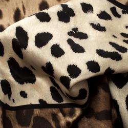 مملوكة مسبقًا وشاح دولتشي أند غابانا مربع حرير حواف مغايرة طباعة فهد