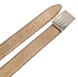 مملوكة مسبقًا حزام دولتشي أند غابانا جلد ذهبي ميتالك لوحة الشعار سكيني 85سم