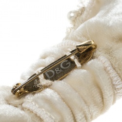 مملوكة مسبقًا بروش دولتشي أند غابانا فيونكة كريمية مزخرف لؤلؤ صناعي أبيض