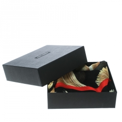 مملوكة مسبقًا وشاح دولتشي اند غابانا غواز بشراشيب حرير منقوش باستا أسود