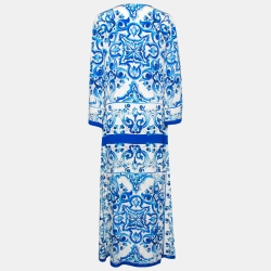 مملوكة مسبقًا فستان دولتشي أند غابانا حرير طباعة ماجوليكا أزرق وأبيض مزخرف أزرار طويل مقاس وسط ( ميديوم )