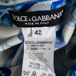 مملوكة مسبقًا فستان دولتشي أند غابانا حرير طباعة ماجوليكا أزرق وأبيض مزخرف أزرار طويل مقاس وسط ( ميديوم )