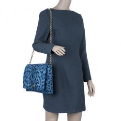 مملوكة مسبقًا حقيبة كتف دولتشي آند غابانا دنيم مطبع فهد أزرق ميس مارتيني 