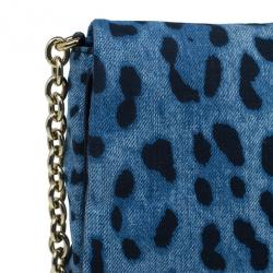 مملوكة مسبقًا حقيبة كتف دولتشي آند غابانا دنيم مطبع فهد أزرق ميس مارتيني 