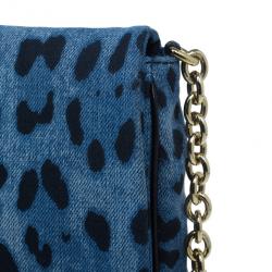 مملوكة مسبقًا حقيبة كتف دولتشي آند غابانا دنيم مطبع فهد أزرق ميس مارتيني 