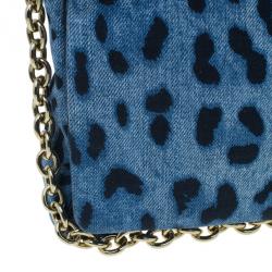 مملوكة مسبقًا حقيبة كتف دولتشي آند غابانا دنيم مطبع فهد أزرق ميس مارتيني 