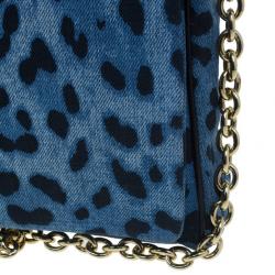 مملوكة مسبقًا حقيبة كتف دولتشي آند غابانا دنيم مطبع فهد أزرق ميس مارتيني 