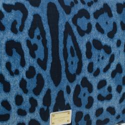 مملوكة مسبقًا حقيبة كتف دولتشي آند غابانا دنيم مطبع فهد أزرق ميس مارتيني 