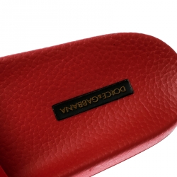 مملوكة مسبقًا Dolce and Gabbana Red Rubber DG Embroidered Flat Pool Slides Size 36