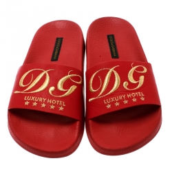 مملوكة مسبقًا Dolce and Gabbana Red Rubber DG Embroidered Flat Pool Slides Size 36