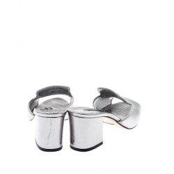 مملوكة مسبقًا حذاء مولز دولتشي أند غابانا مقدمة مفتوحة جلد نقش سحلية فضي ميتالك مقاس 38.5