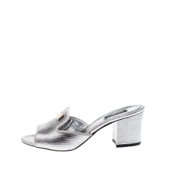 مملوكة مسبقًا حذاء مولز دولتشي أند غابانا مقدمة مفتوحة جلد نقش سحلية فضي ميتالك مقاس 38.5