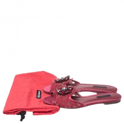 مملوكة مسبقًا حذاء سلايد فلات دولتشي أند غابانا بيانكا مزخرف كريستال دانتيل و ساتان أحمر مقاس 37