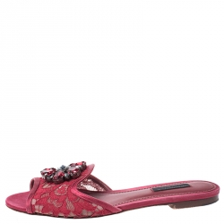 مملوكة مسبقًا حذاء سلايد فلات دولتشي أند غابانا بيانكا مزخرف كريستال دانتيل و ساتان أحمر مقاس 37