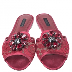 مملوكة مسبقًا حذاء سلايد فلات دولتشي أند غابانا بيانكا مزخرف كريستال دانتيل و ساتان أحمر مقاس 37