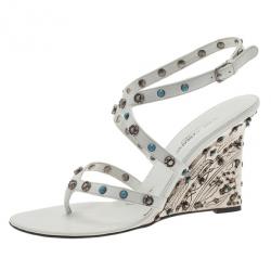 مملوكة مسبقًا صندل دولتشي أند غابانا شريط كاحل مرصع أبيض مقاس 39