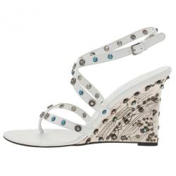 مملوكة مسبقًا صندل دولتشي أند غابانا شريط كاحل مرصع أبيض مقاس 39