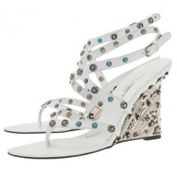 مملوكة مسبقًا صندل دولتشي أند غابانا شريط كاحل مرصع أبيض مقاس 39