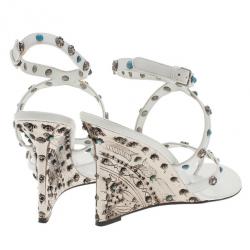 مملوكة مسبقًا صندل دولتشي أند غابانا شريط كاحل مرصع أبيض مقاس 39
