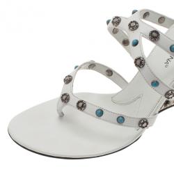 مملوكة مسبقًا صندل دولتشي أند غابانا شريط كاحل مرصع أبيض مقاس 39