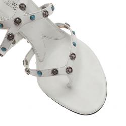 مملوكة مسبقًا صندل دولتشي أند غابانا شريط كاحل مرصع أبيض مقاس 39