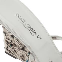 مملوكة مسبقًا صندل دولتشي أند غابانا شريط كاحل مرصع أبيض مقاس 39