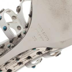 مملوكة مسبقًا صندل دولتشي أند غابانا شريط كاحل مرصع أبيض مقاس 39