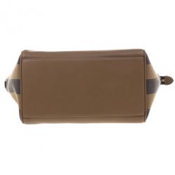 مملوكة مسبقًا Fendi Leather Pequin Trapeze Bag