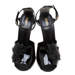 مملوكة مسبقًا Fendi Black Patent Leather With Embossed Lizard Leather Appliqued Flower Peep Toe Ankle Strap Sandals Size 38