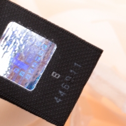 مملوكة مسبقًا وشاح فندي حرير شيفون وردي فاتح بالشعار 