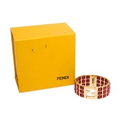 مملوكة مسبقًا سوار فندي عريض لون ذهبي جلد مغزول أحمر 