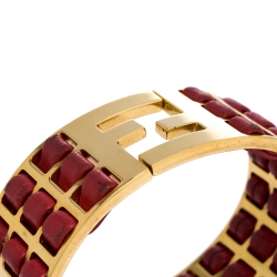 مملوكة مسبقًا سوار فندي عريض لون ذهبي جلد مغزول أحمر 