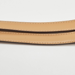 مملوكة مسبقًا Fendi Beige/White Zucca Raffia and Fabric Midi Baguette Chain Shoulder Bag