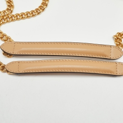 مملوكة مسبقًا Fendi Beige/White Zucca Raffia and Fabric Midi Baguette Chain Shoulder Bag