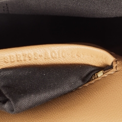 مملوكة مسبقًا Fendi Beige/White Zucca Raffia and Fabric Midi Baguette Chain Shoulder Bag