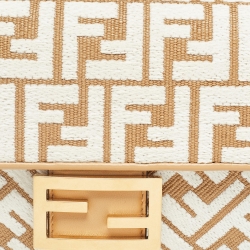 مملوكة مسبقًا Fendi Beige/White Zucca Raffia and Fabric Midi Baguette Chain Shoulder Bag