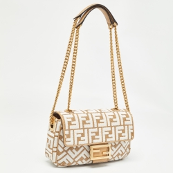 مملوكة مسبقًا Fendi Beige/White Zucca Raffia and Fabric Midi Baguette Chain Shoulder Bag